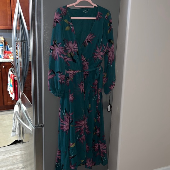 Ava & Viv Dresses & Skirts - Womens dress with under layer and tie on the side